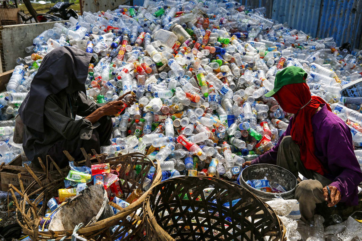 Muovijätteen lajittelua kierrätykseen Indonesiassa.