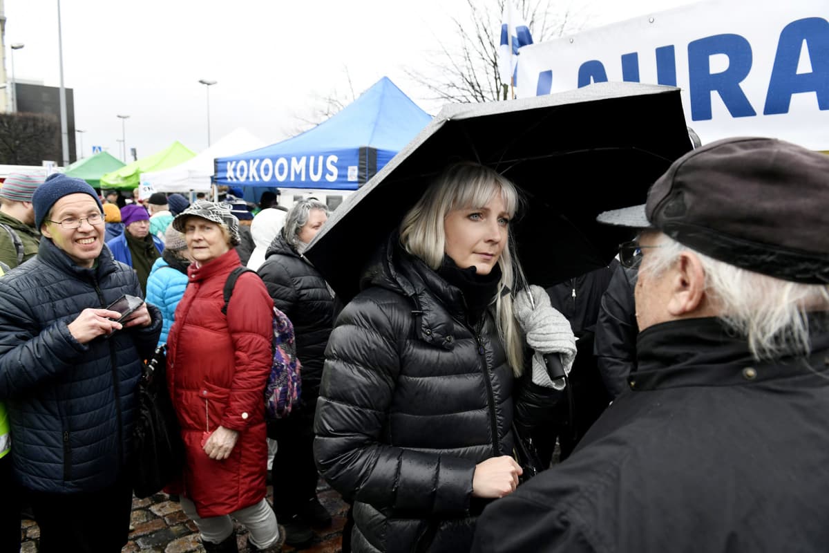 Laura Huhtasaari, the presidential nominee of the True Finns, was able to meet at Hakaniementori on Sunday, December 3. 