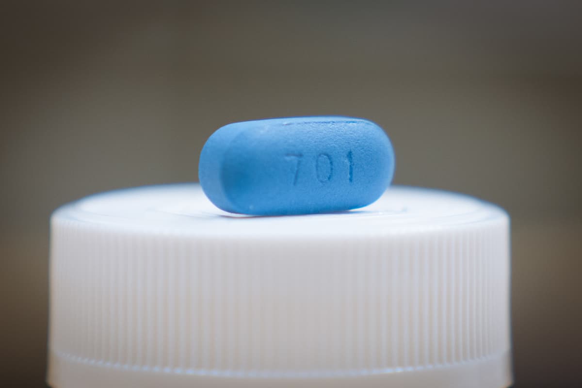 Truvada -lääkepurkki ja lääketabletti.