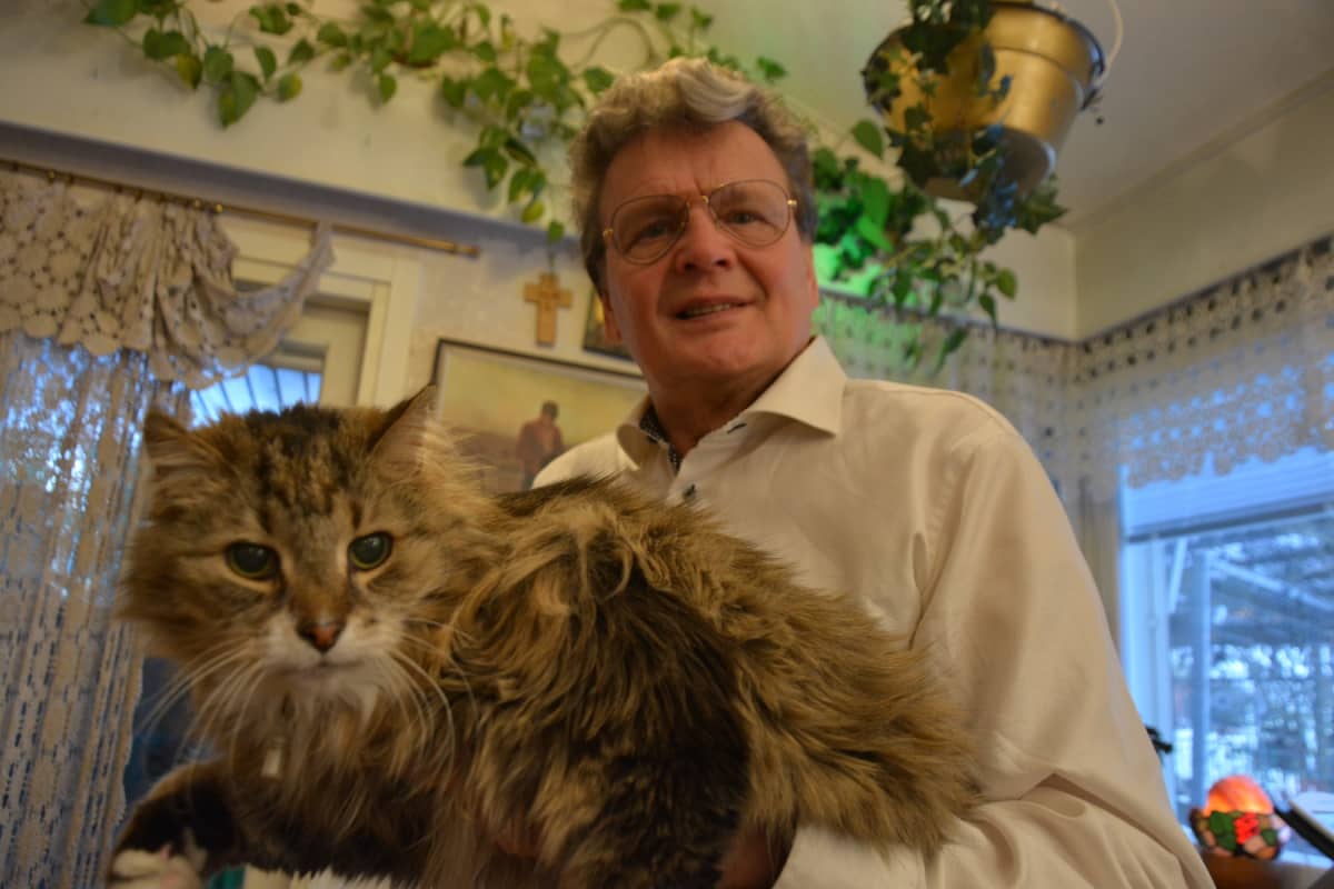 Roger Rabb kissansa kanssa.