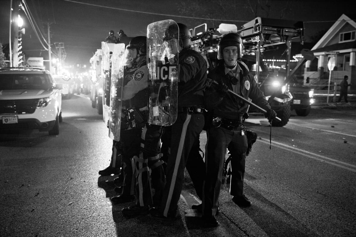 Poliiseja Fergusonin mellakoissa. Still elokuvasta Whose streets?