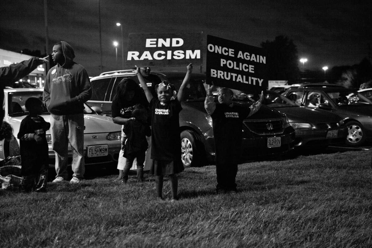 Lapsia osallistumassa mielenosoitukseen Fergusonissa. Still elokuvasta Whose streets?