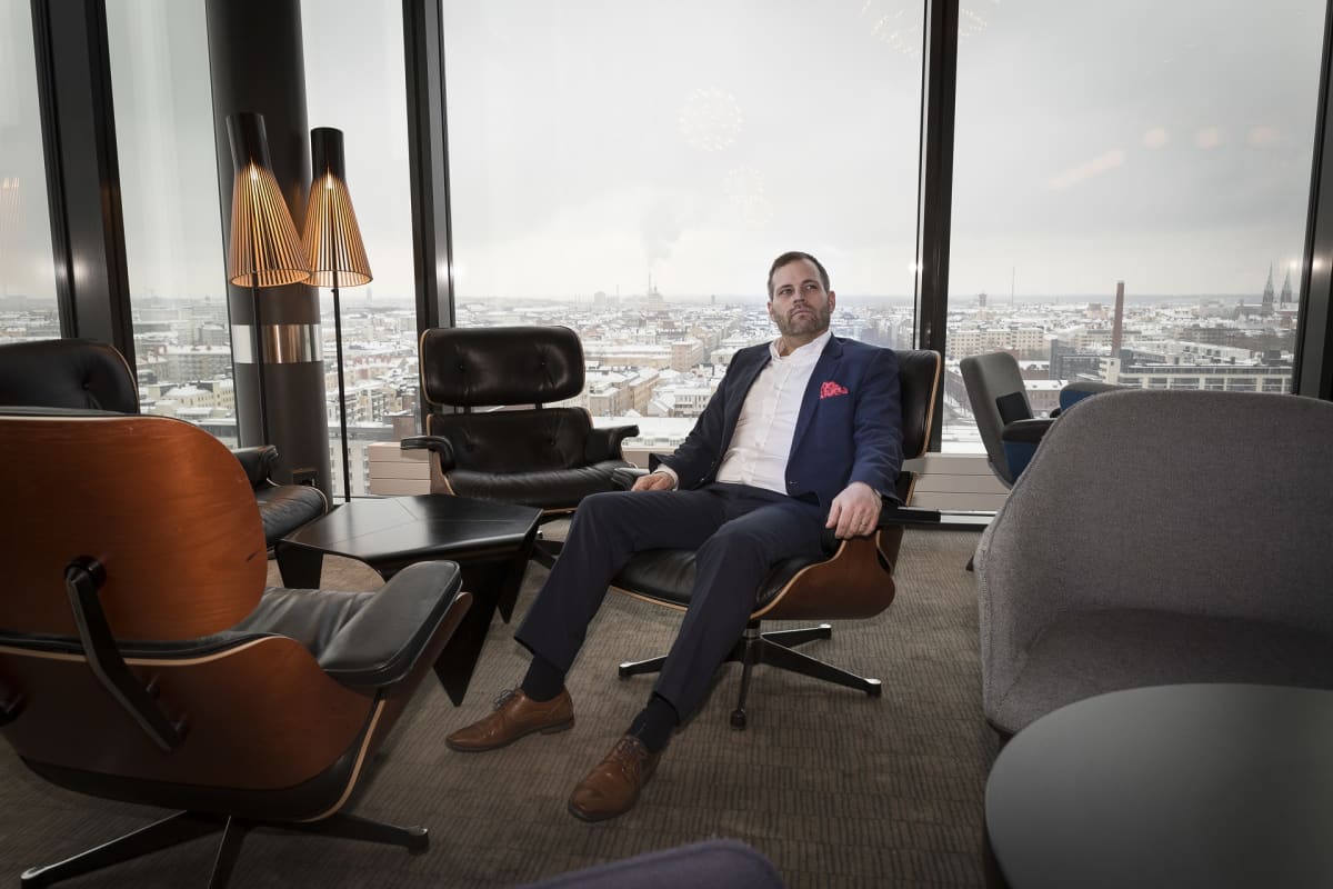 Clarion Hotel Helsingin Hotel Manager Andreas Lindqvist hotellin Sky Roomissa.