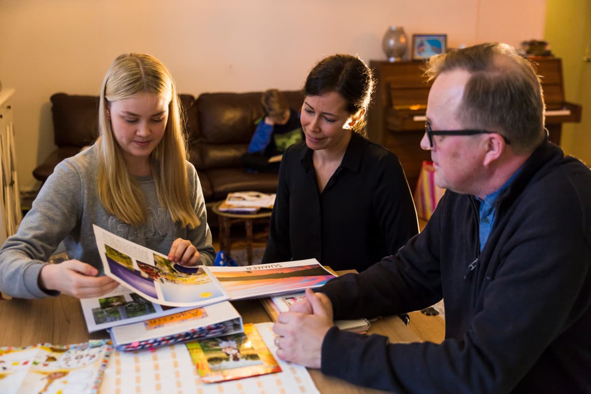 Nina Nieminen, Mirja Palmanto ja Keijo Nieminen ovat World Vision -järjestön kehitysmaakummeja. He tapasivat juuri ennen Ugandan matkaa.