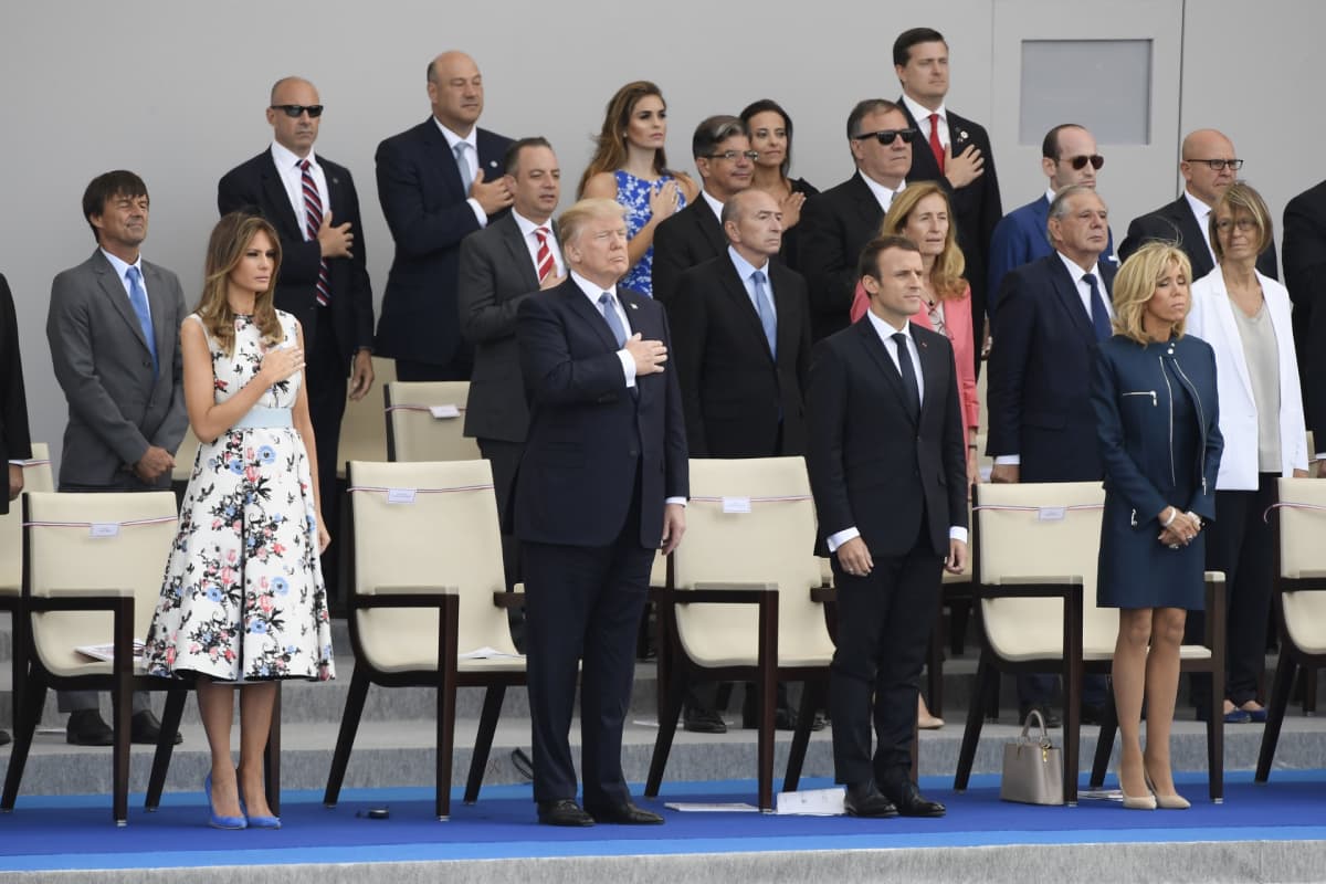 Yhdysvaltain presidentti Donald Trump Melanie-puolisonsa kanssa sekä Ranskan presidentti Emmanuel Macron vaimoineen katsovat sotilasparaatia Pariisissa.