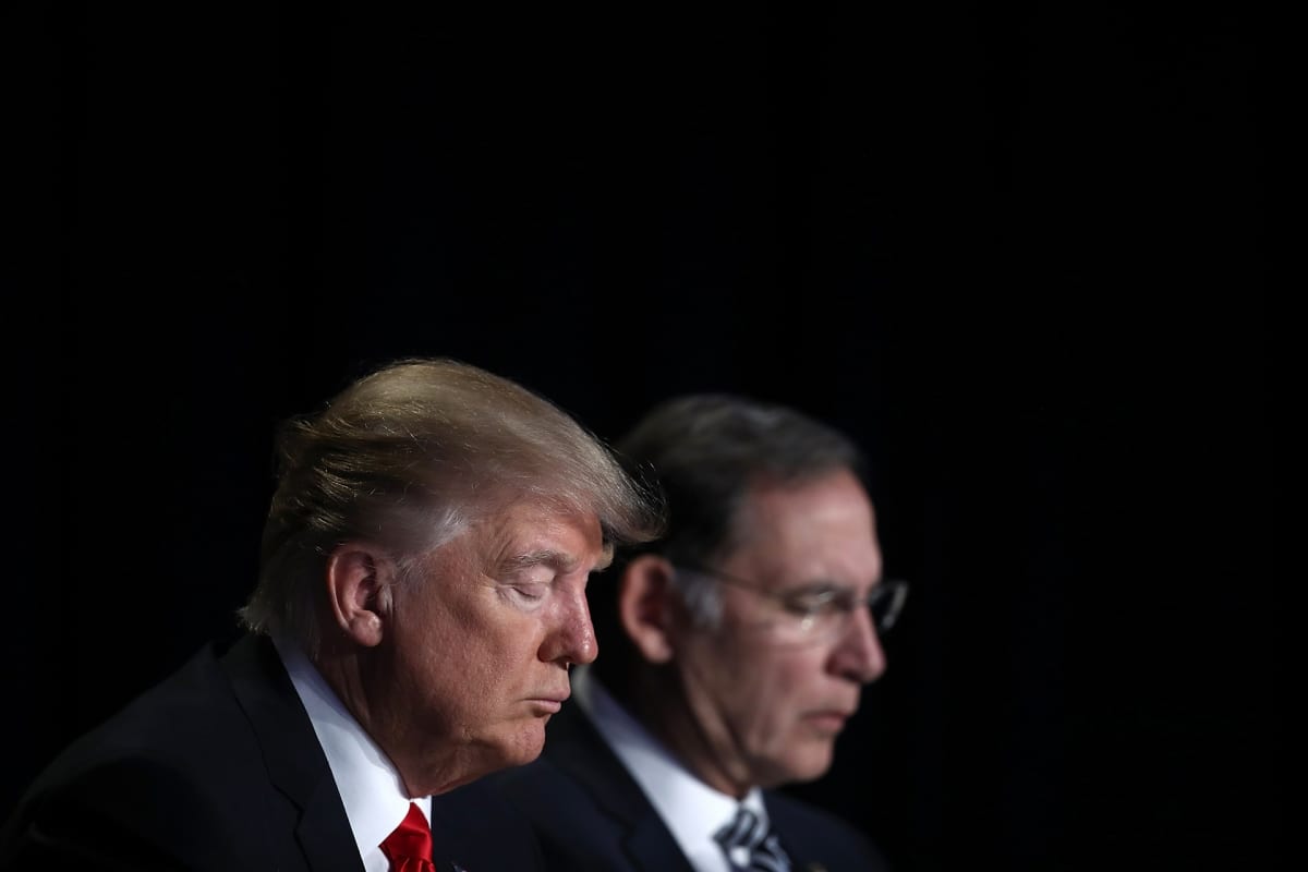Presidentti Donald Trump ja republikaanisenaattori John Boozman painoivat päänsä rukoukseen.