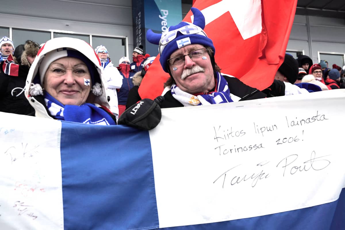 Pirjo ja Teuvo Slantin lippu oli Torinossa Tanja Poutiaisen harteilla, kun hän voitti olympiahopeaa.