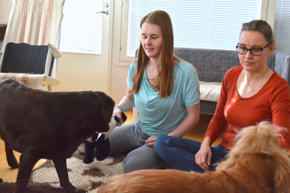 Vera Koposta koulutyössä auttaa äiti Mari Koponen. Äidin mukaan äidin perimmäinen työnkuva on opiskelemaan patistelu. Koulutyön tauoilla Vera voi viedä ulos vaikkapa labradorinnoutaja Mellin tai sitten Dooriksen, joka on cockerspanielin ja cavalierin sekoitus.