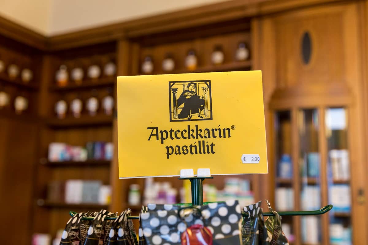 Bengt Mattila on aina arvostanut Joutsenen historialista interiööriä. Se oli yksi syy, miksi hän aikoinaan halusi paikkaan apteekkariksi.