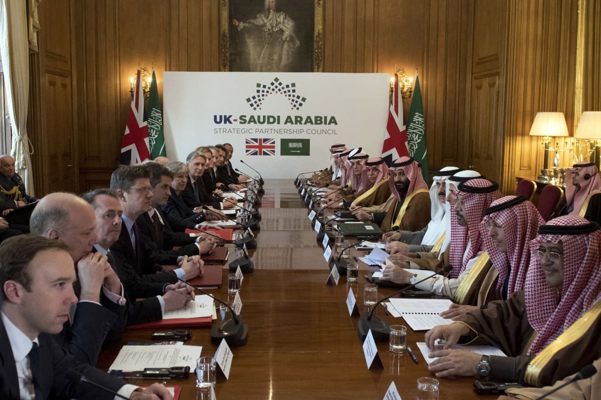 Britannian ja Saudi-Arabian valtuuskunnat neuvotteluissa Lontoossa.