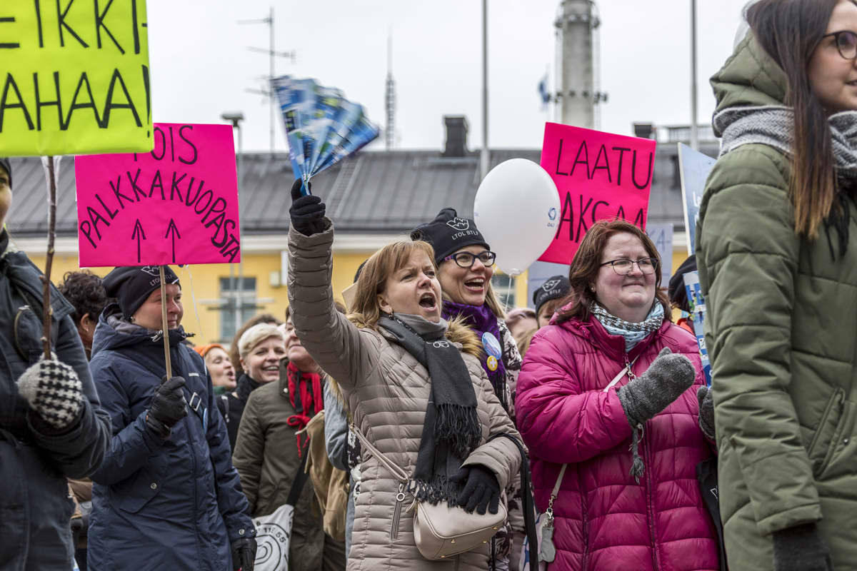 Ei leikkirahaa -liike on kerännyt huomiota mielenosoituksillaan ja tempauksillaan