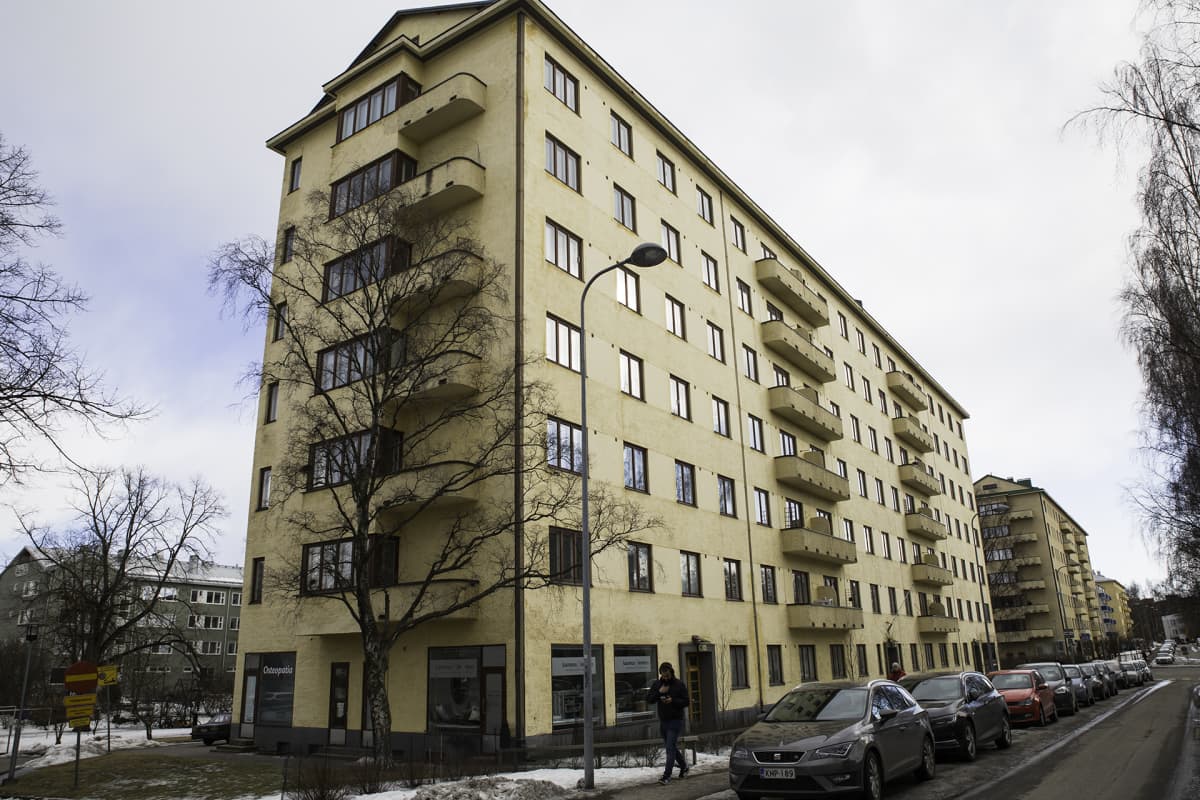 Vanhoja kerrostaloja lähellä Lauttasaaren metroasemaa.