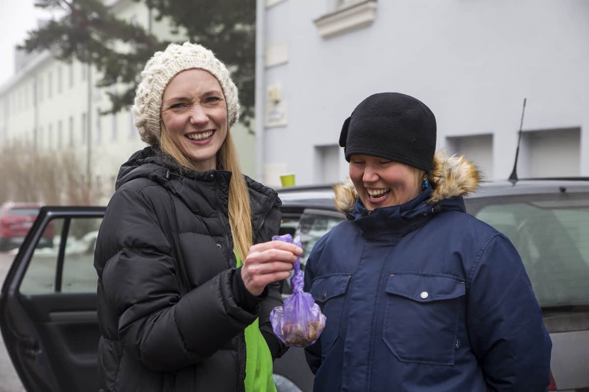 Koirankakkapartio Helmi Kirjavainen ja Anu Ylimaa