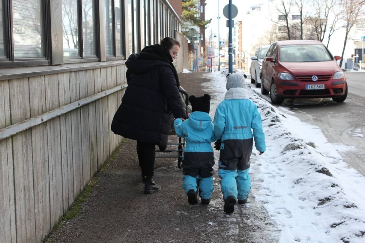 Kuvataiteilija Ekaterina Kosonen lapsineen