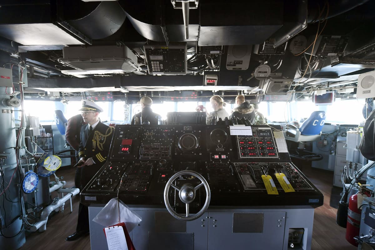 Laitteistoa yhdysvaltalaisen ohjushävittäjän USS Porterin komentosillalla.