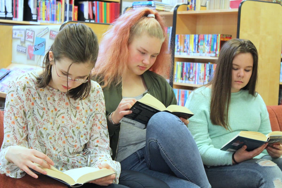 Nuoret lukevat Harry Potter -kirjoja kirjastossa