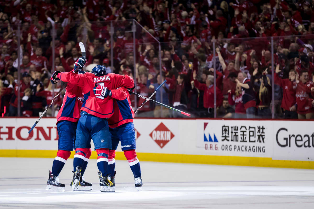 Washington Capitals juhlii Jakub Vranan voittomaalia.