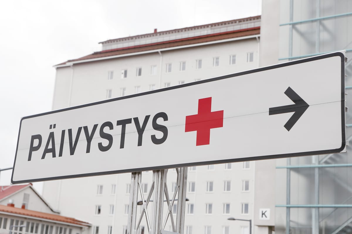 Päivystys -kyltti keskussairaalan edustalla.