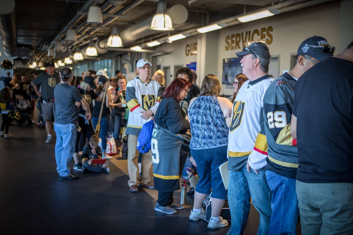 Las Vegasin NHL-joukkueen fanituotteita pitää jonottaa.