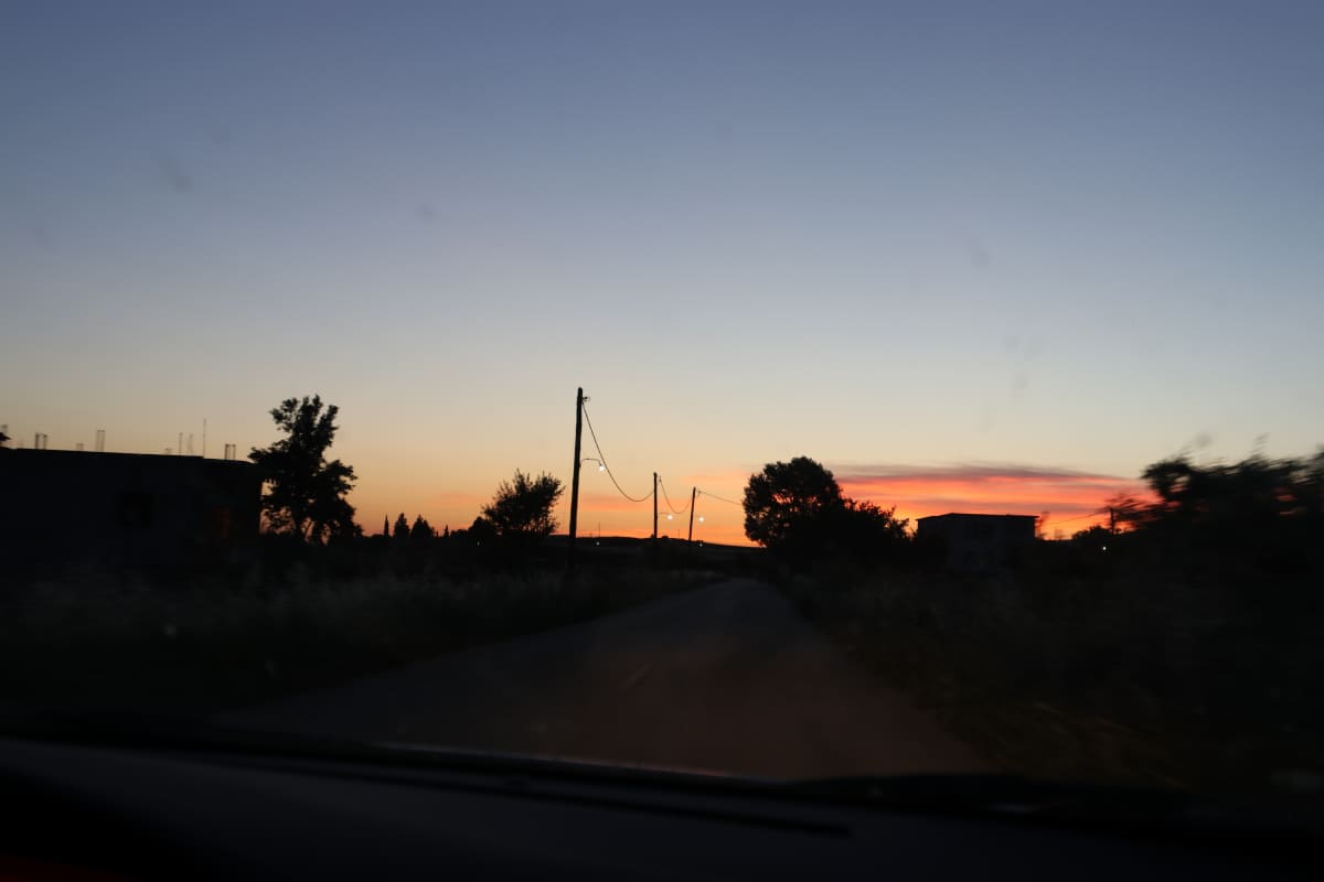 Yökuva pikkutieltä.