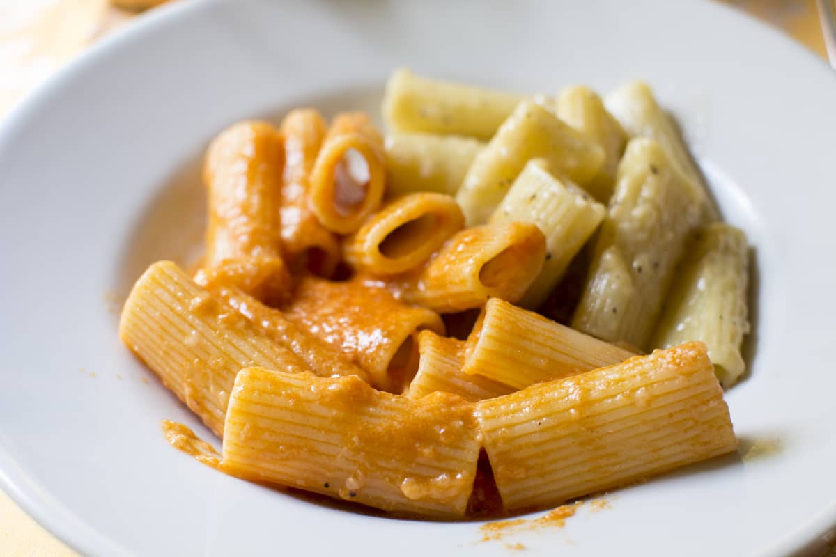 Amatriciana- ja carbonara-pastaa Trattoria Der Pallarossa.