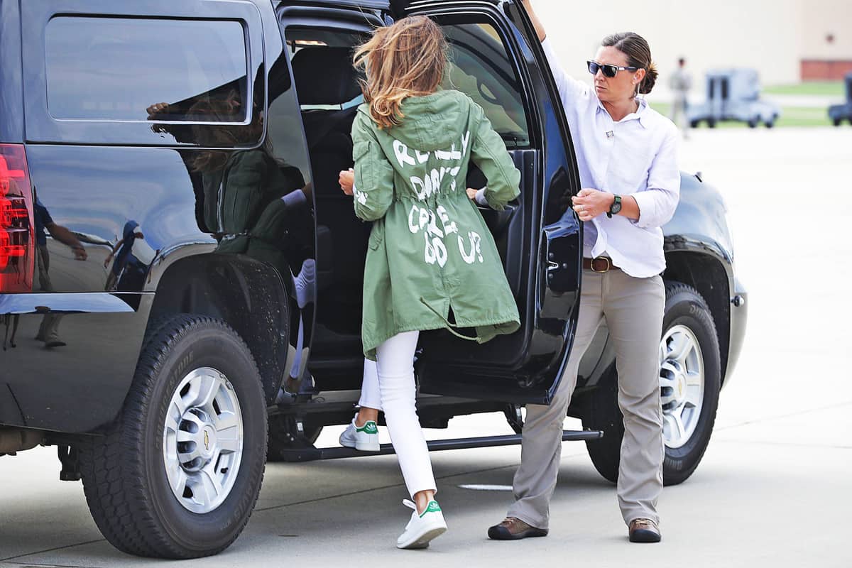 Melania Trump nousemassa mustan katumaasturin takapenkille.