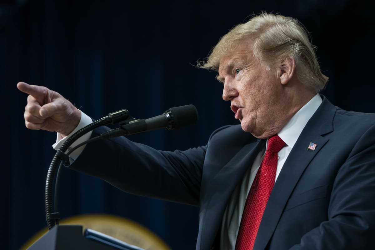 Yhdysvaltain presidentti Donald Trump puhuu ja osoittaa kädellään.
