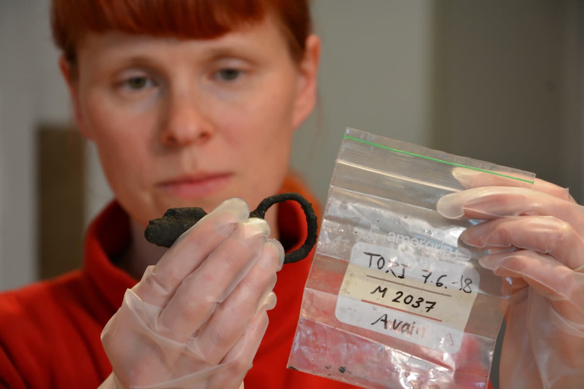 Arkeologi Heidi Martiskainen (ja Turun kauppatorin kaivauksissa löytynyt avain)