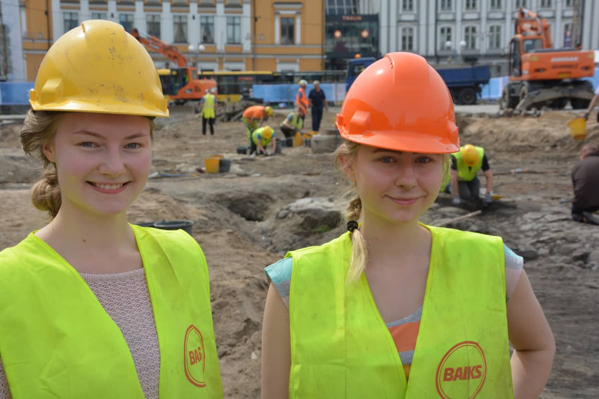 Veronica Lee ja Sesilia Niehaus (arkeologian opiskelijat, Turun kauppatorin kaivaukset)