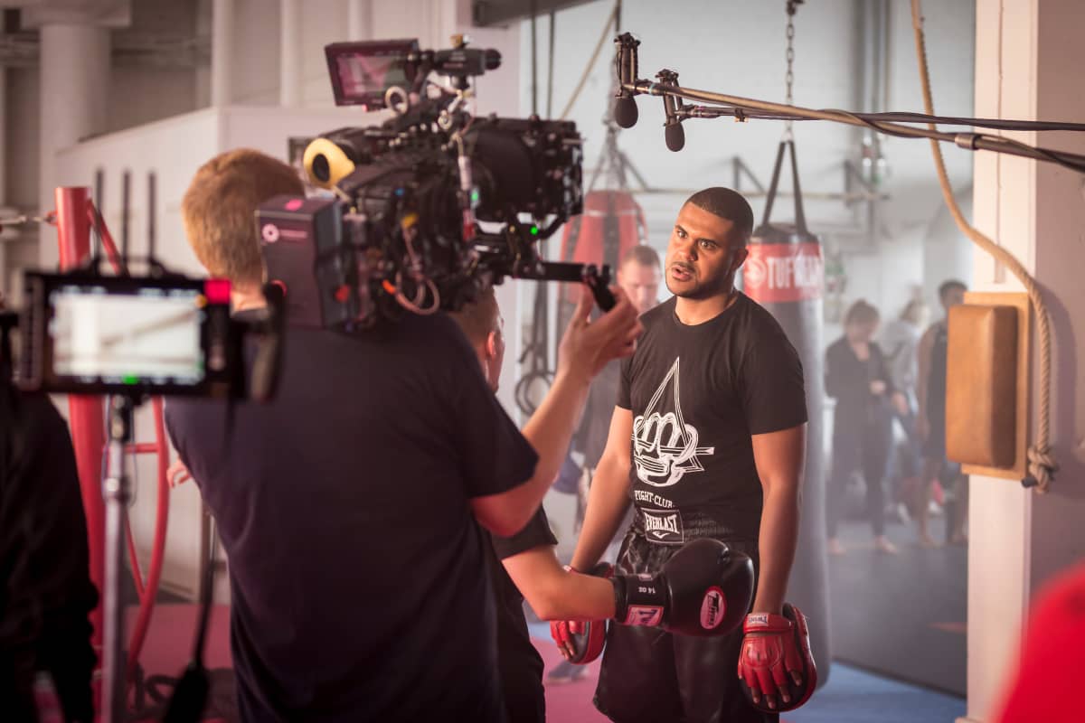 Chike Ohanwe näyttelee tv-sarja Aallonmurtajan kakkoskauden jaksoissa Romeota, josta tulee rikollisperheen pojan ystävä. Lopputulos nähdään C Morella keväällä 2019 ja myöhemmin MTV3:lla.