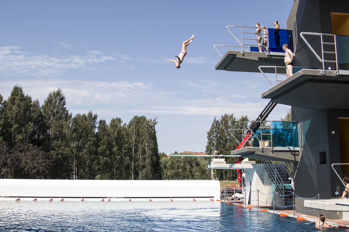 Uimahyppääjä Tampereen maauimalassa