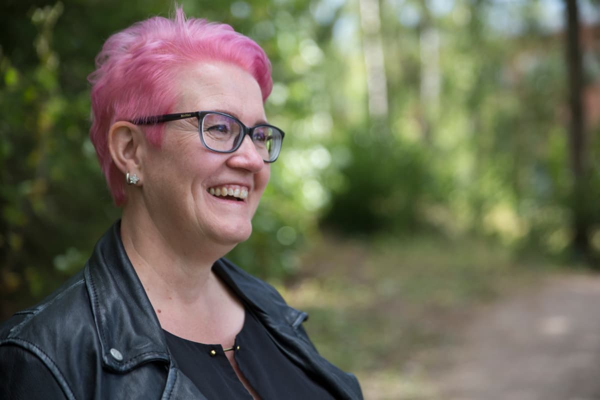 Maarika Wallenius Suomen Amerikanstaffordshirenterrieriyhdistyksen pentukummi