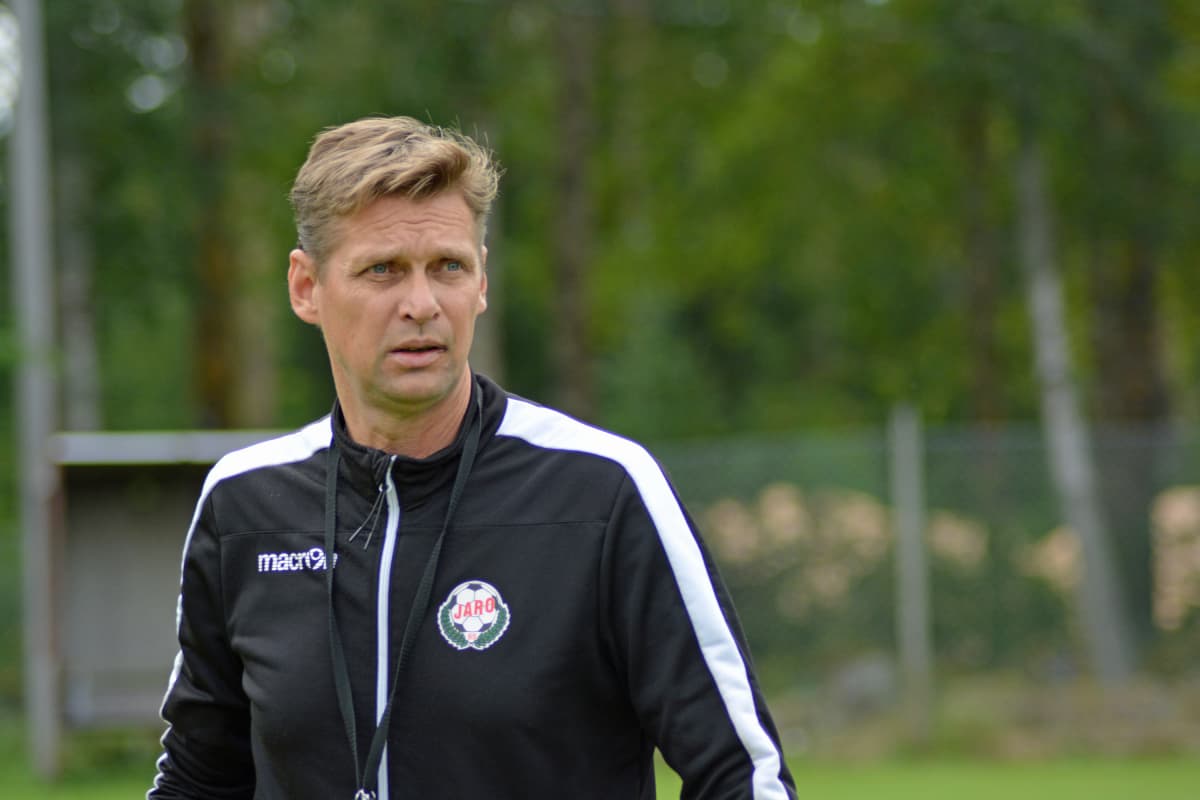 Niclas Käcko korvaa Tomi Kärkkäisen Jaron peräsimessä.