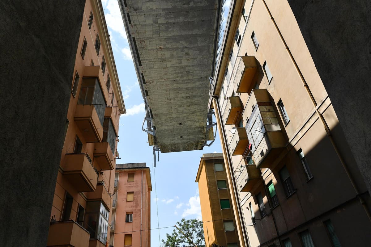 Kuva lahaaltapäin jossa näkyy katkennut silta Genovassa.
