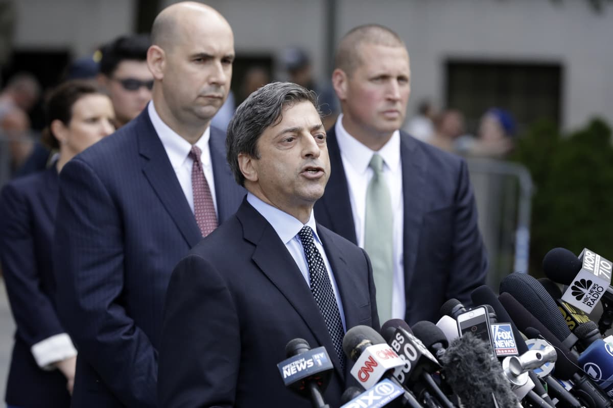 Robert Khuzami puhuu tiedotusvälineille sen jälkeen, kun presidentti Donald Trumpin henkilökohtainen ex-asianajaja Michael Cohen on ollut kuultavana Yhdysvaltojen liittovaltion tuomioistuimessa New Yorkissa.