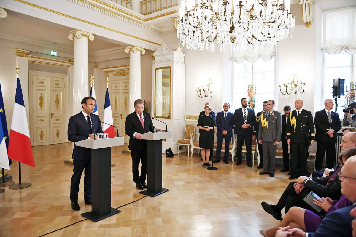Emmanuel Macron ja Sauli Niinistö tiedotustilaisuudessa presidentinlinnassa.