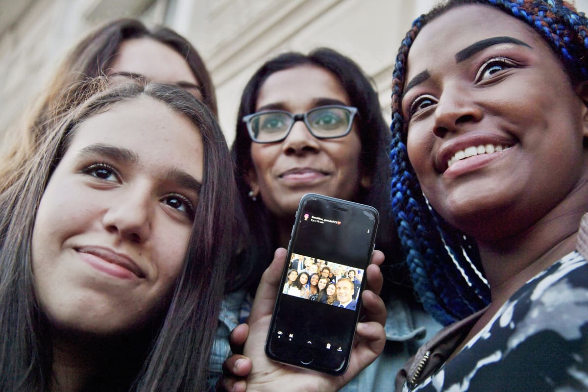 Ranskalais-suomalaisen koulun oppilaat Shanya Destouche, Christine Brunn, Lila Leblay ja Maram Baya esittelevät selfietä.