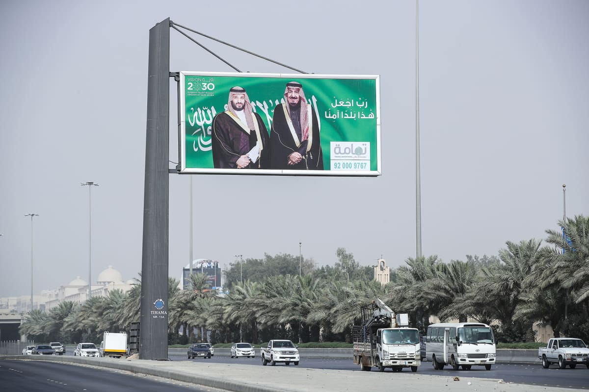 Kuningas Salman bin Abdulazizin ja prinssi Mohammad Bin Salmanin kuvat katukyltissä Riadissa.