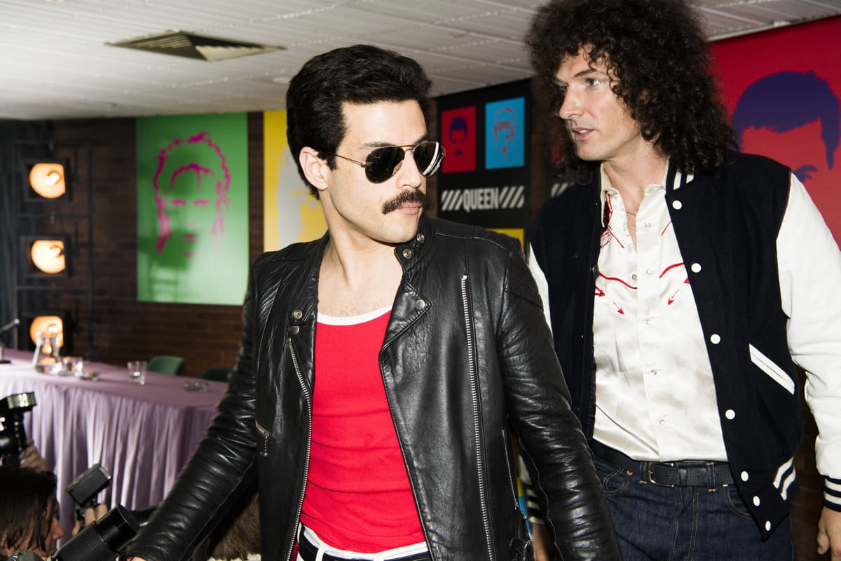 Gwilym Lee Brian Mayn roolissa ja Rami Malek Freddie Mercuryn roolissa.