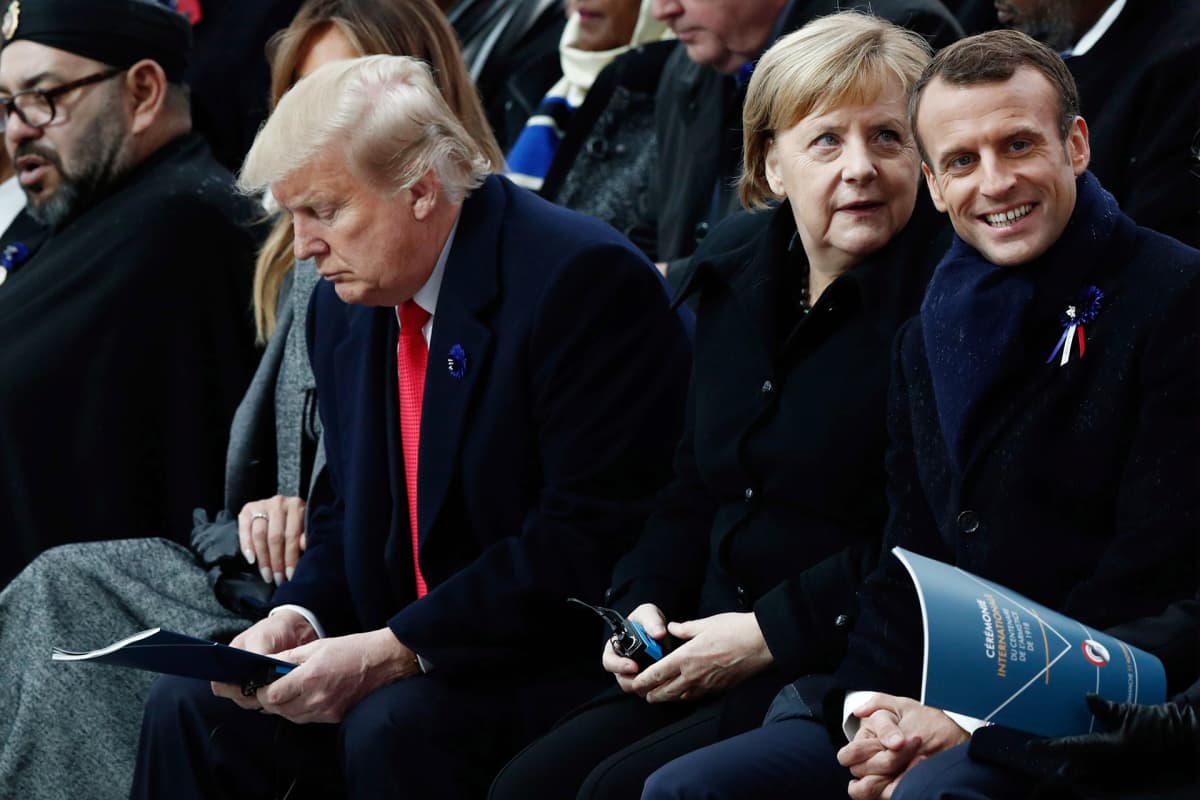 Donald Trump , Angela Merkel ja Emmanuel Macron muistotilaisuudessa Pariisissa.