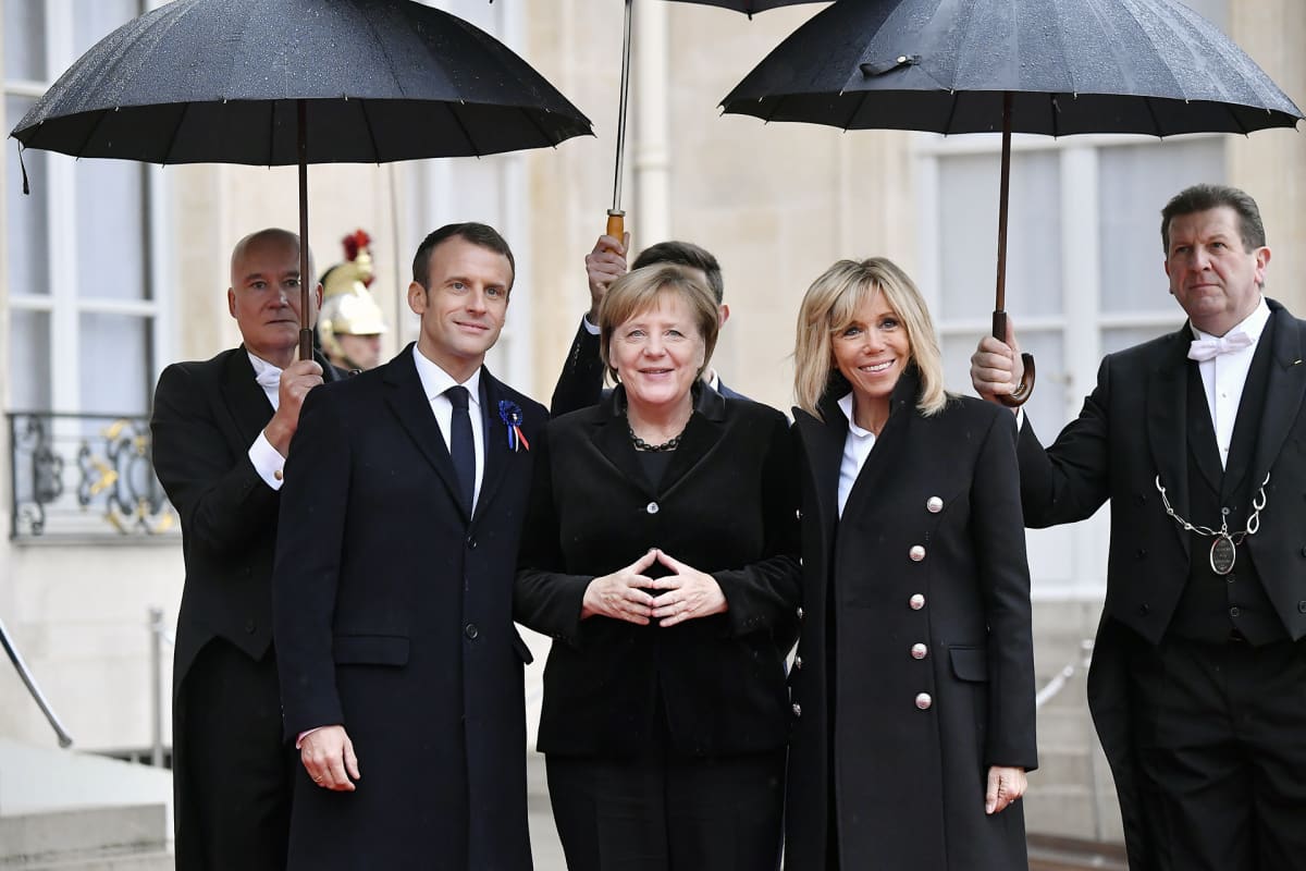 Emmanuel Macron, Angela Merkel ja Brigitte Macron muistotilaisuudessa Pariisissa.