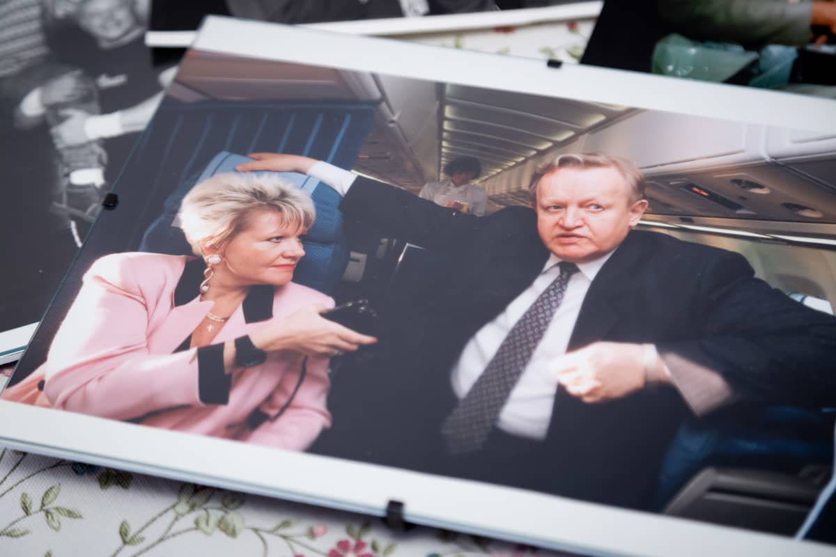 Valokuvassa toimittaja haastattelee presidentti Ahtisaarta lentokoneessa.