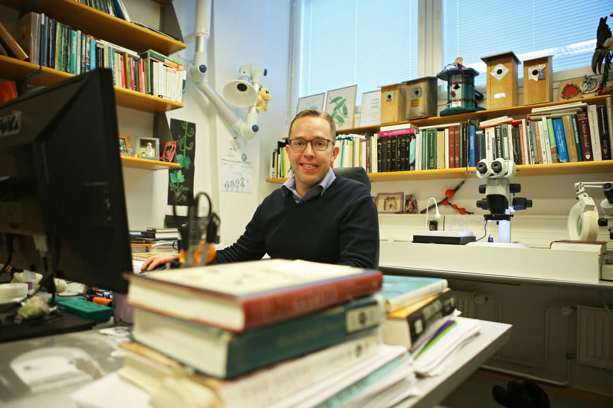 Sademetsätutkija huoneessaan Turun yliopistolla.