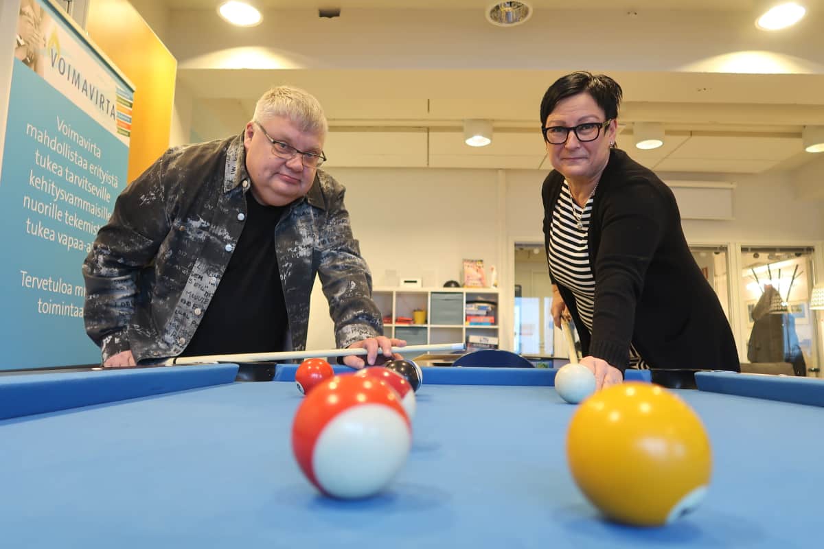 Markku Vellas ja Helvi Hellsten pelaavat biljardia Setlementin Voimavirta-tapaamispaikassa.