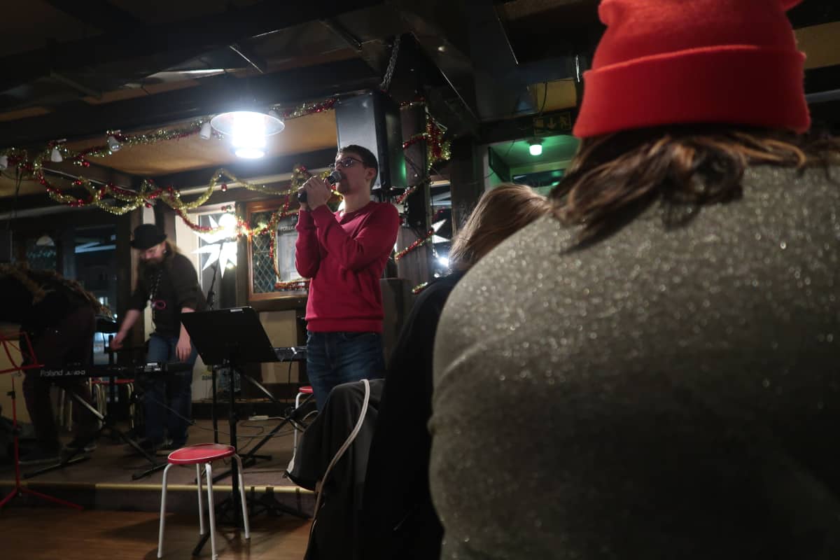 Jon Mattsson laulaa karaokea Villiklubin illassa.