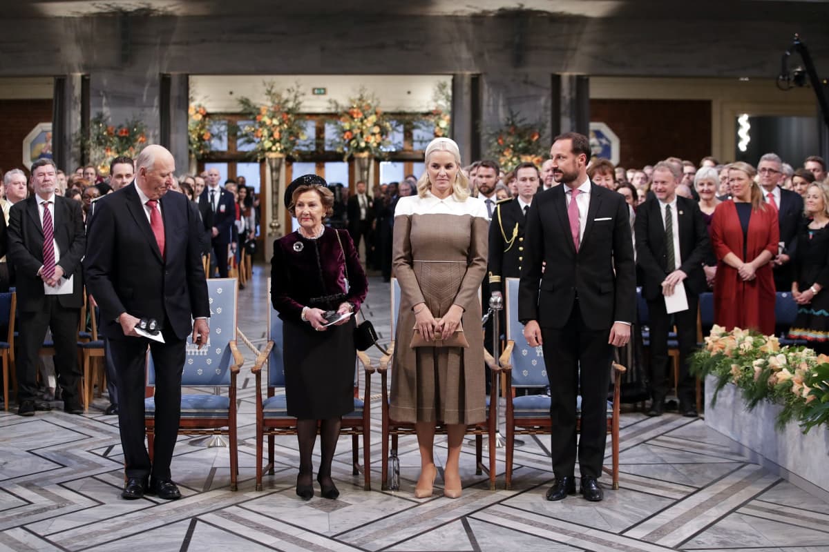 Norjan kuningas Harald, kuningatar Sonja, kruununprinsessa Mette-Marit ja kruununprinsssi Haakon Nobelin rauhanpalkintojuhlassa.