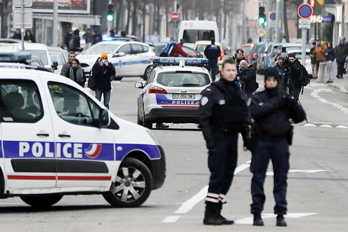 Poliisi partioi Neudorfin kaupunginosassa Strasbourgissa, Ranskassa.