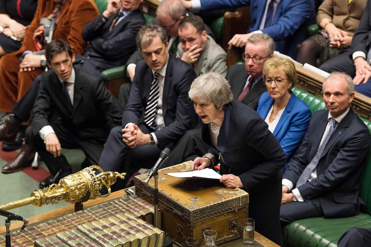 Pääministeri Theresa May parlamentin alahuoneessa.