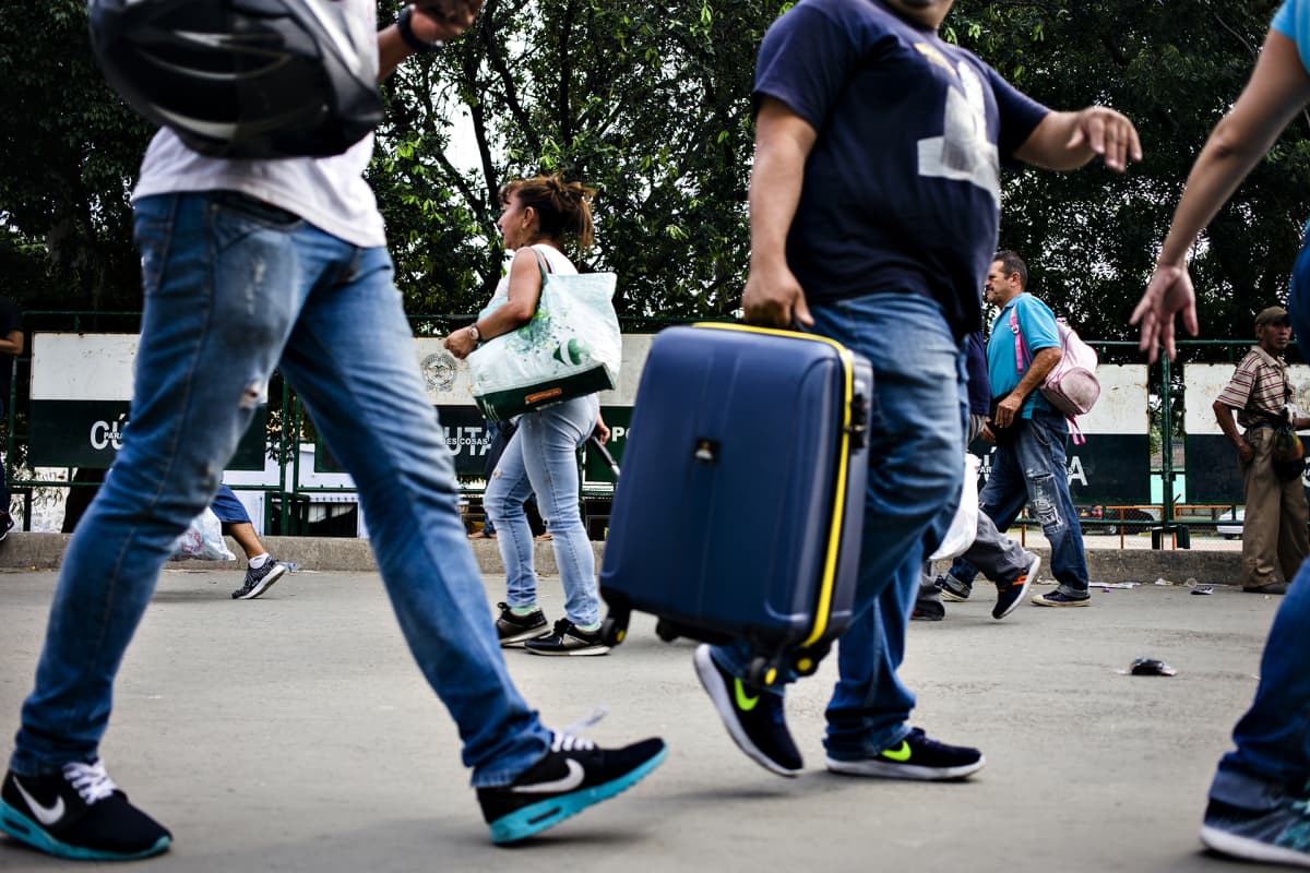 Ihmisiä ylittämässä Venezuelan ja Kolumbian yhdistävää Simón Bolívar -siltaa helmikuussa 2019.