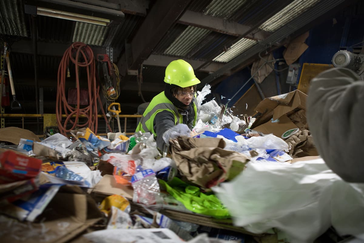 Kierrätysjätelaitoksissa joudutaan korjaamaan yhdysvaltalaisten kierrätysvirheitä, vaikeimpia ovat ruoantähteet, jotka voivat pilata isoja kuormia kierrätysmateriaalia.